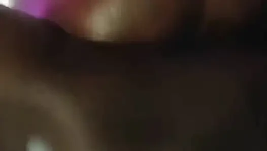 Büyük zenci tesisatçı ile gösteride arkadan çekimler