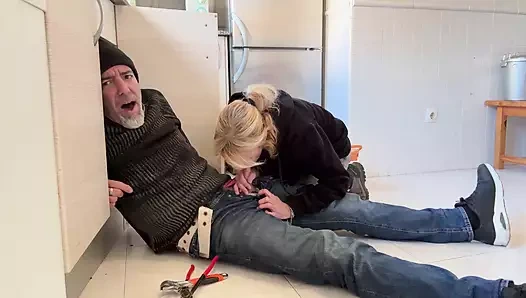 Ateşli evli kadın mutfağımda tesisatçıya sakso çekiyor