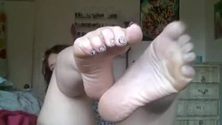 Ayak parmaklarını göstererek