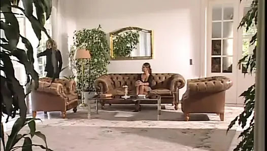 Büyük yarağı yalıyor bahçede üçlü seks emiyor