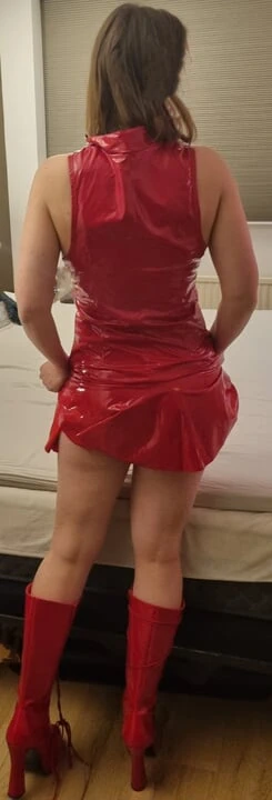 Uda kırmızı lateks elbise ve larzen, orta yaşlı seksi kadın gerçekten boşalıyor