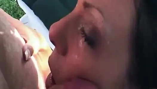Olgun orta yaşlı seksi kadınlar açık havada sakso çektikten sonra kalın dölü paylaşıyor