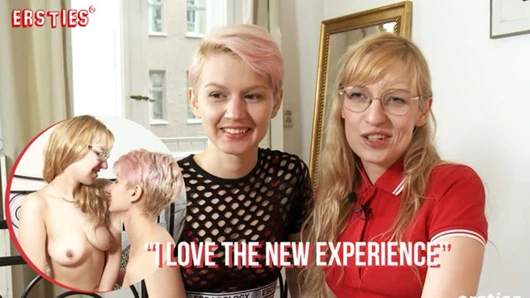 Ersties - seksi minyon bebek arkadaşına iyi eğlenceler verir