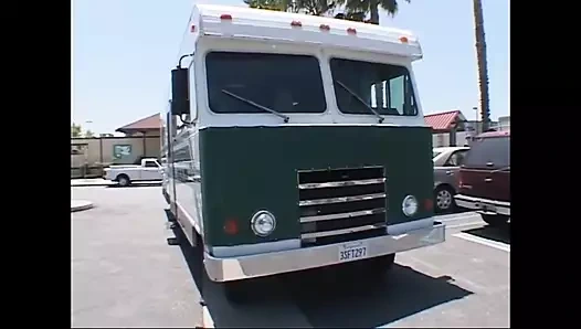 Zenci ve zenci karavanda üçlü seks yapıyor!