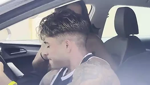 Açık havada bakış açısı arabada yarak emiyor ve sikişiyor