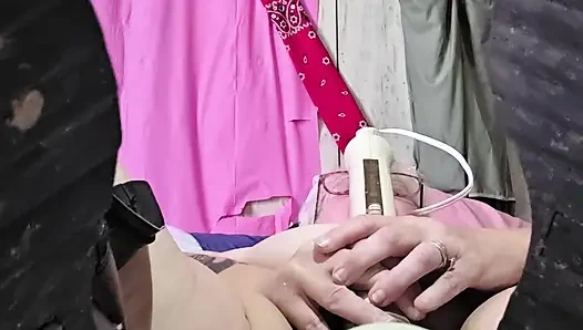 Azgın u edepsiz sürtük sikiliyor