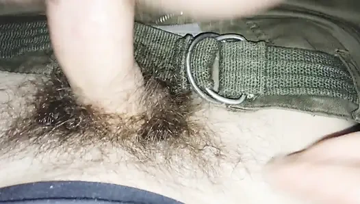 Водитель автобуса трахнул волосатую киску девушки, пока никто не был в автобусе, и дал ее хуй пососать