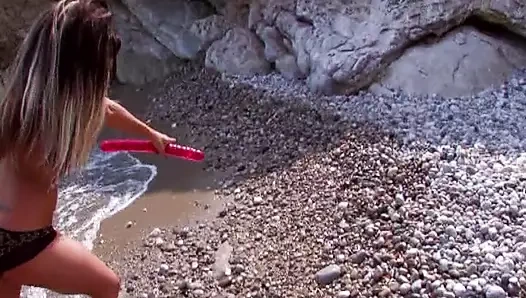 Çarpıcı görünümlü Fransız bayanlar plajda bir yarağı paylaşıyor