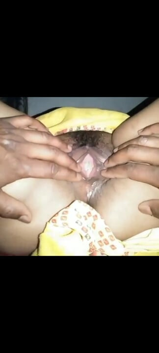 Ateşli seksi Hintli evli kadın göğüsleriyle oynuyor