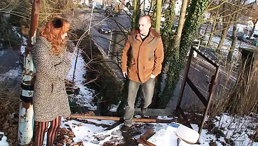 Olgun kadın dışarıda eğleniyor