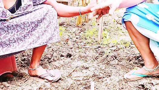 Hintli Villege üçlü grup seks. Köy oluşturan hizmetçi kız kardeşler arazi sahibini sikiyor. Telugu edepsizce konuşuyor.