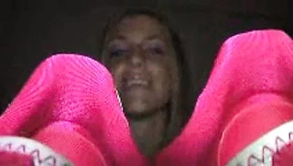 Kokmuş spor ayakkabılar, nemli çoraplar ve ıslak ayaklar