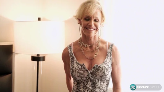 İri göğüslü evli kadın ve anne büyük, genç bir yarağı sikiyor