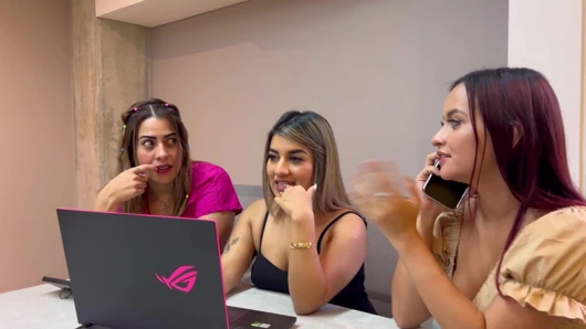 Patronumun sekreterlerine sadakatsiz olduğunu, en iyi arkadaşlarımla üçlü seks olduğunu keşfediyorum! Angie Ortiz, Naty Delgado ve Kylei Elli