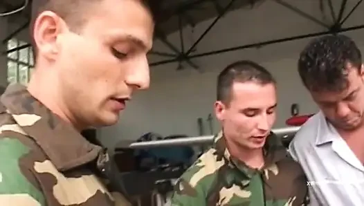 Yeni ateşli öğrenciler sikiliyor ve sert bir seks dersine tabi