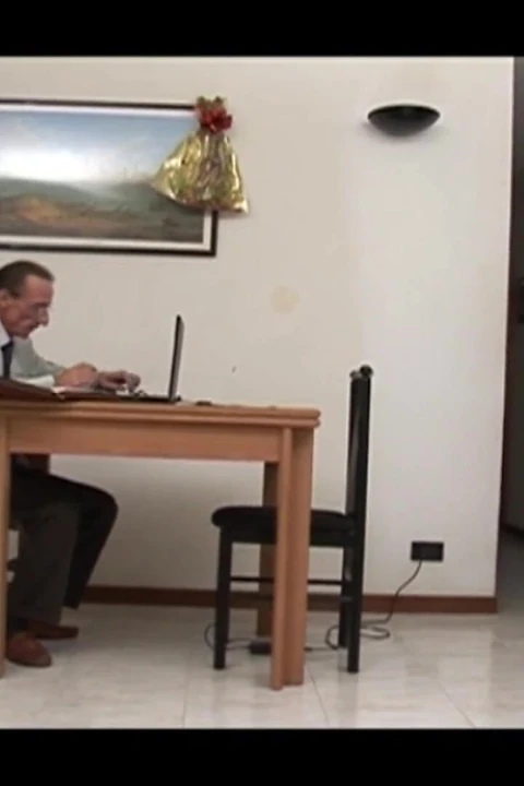 Sürtük sekreter edepsiz patronunun amcık arzusunu tatmin ediyor