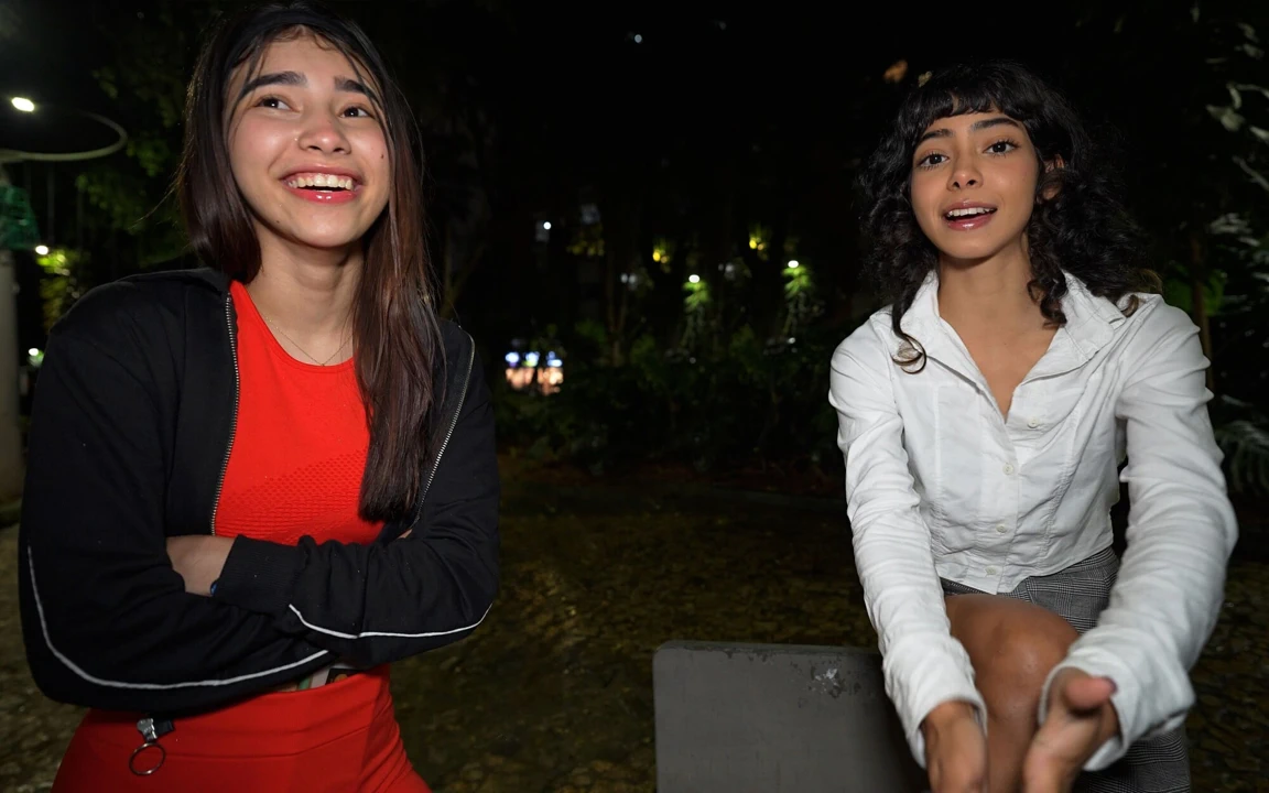 Ona anal seks yaptırdılar - baskın çift itaatkar genç kızla sikişiyor