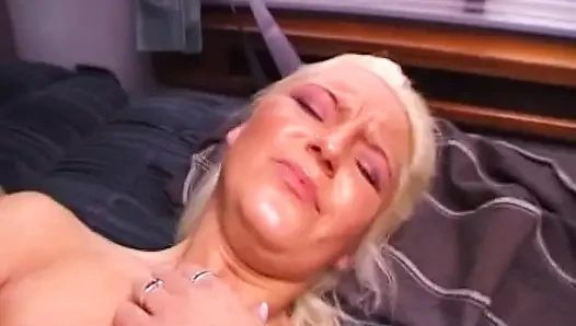 Almanya'dan mükemmel sarışın trende amıyla oynuyor