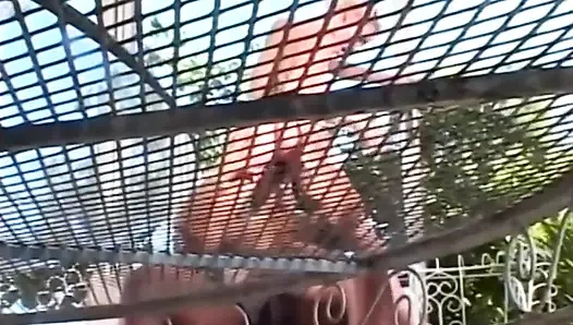 Islak edepsiz bir amcık için çılgın büyük yarak!