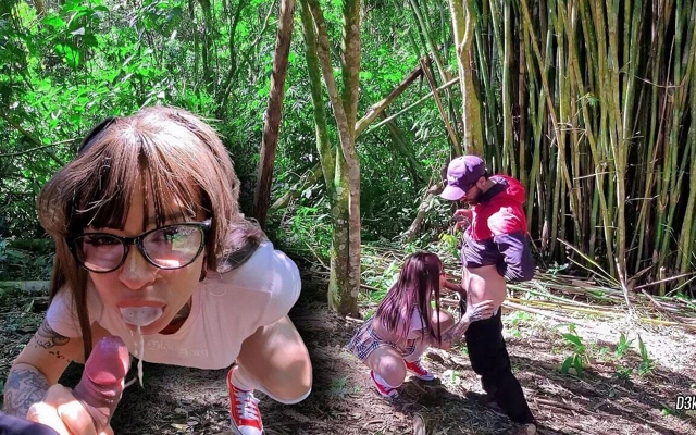 Kız ormanda öğretmeni emmek için okul gezisinde dersi atlıyor