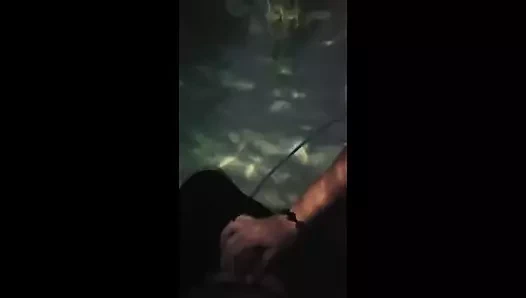 Havuz görevlisine ödeme için elle muamele çekiyor