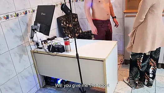 Kadın patron çalışana kıyafetlerini çıkarmasını ve götünü emiyor.