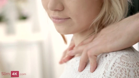 Erkek arkadaş üçlü seks önermeden önce sevimli hatuna masaj yapıyor