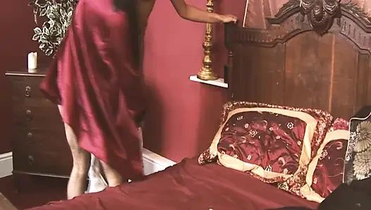 Orta yaşlı seksi kadınlar ateşli ve zayıf orta yaşlı seksi hemşire hastasıyla sert seks yapıyor