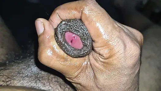 Yarakla mastürbasyon yapıyor