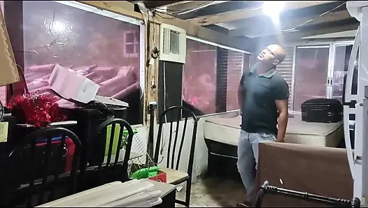 Mobilya montajcısına su getirdim, benimle seks yapıyor ve ağzıma boşalıyor