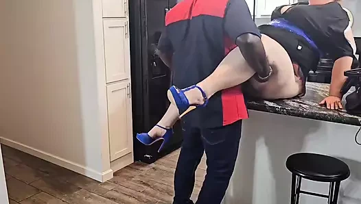 Büyük kıç aldatan karısı tamirciyi baştan çıkarır ve ona onarım için ödeme olarak oral seks yapar