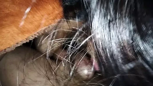 Komşum odamda sikimi emiyor