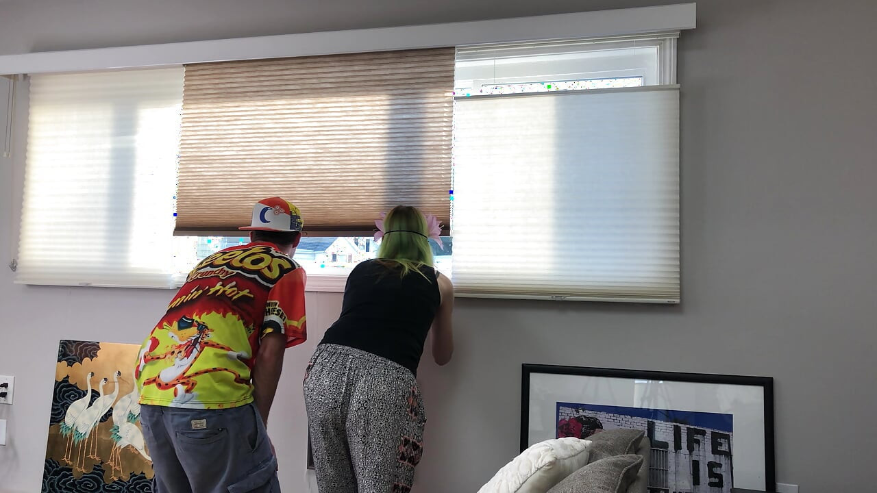 Çift apartman penceresinden dışarı bakıyor