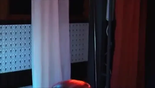 Zenci olgun hatun sarkık rosebud damlayarak derinden yumrukla sikiliyor