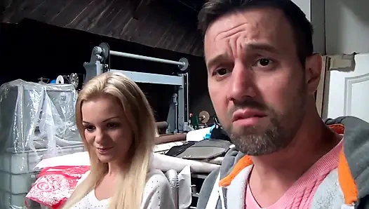 Topuklu sarışın genç kız yaşlı adamla sikişiyor ve sıkı göğüslerine boşalmasına izin veriyor