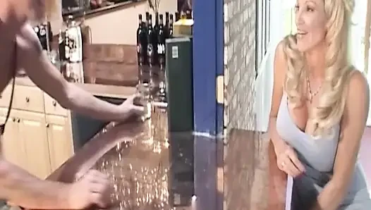Sarışın orta yaşlı seksi kadın zonklayan büyük yarağı gırtlağına kadar alıyor