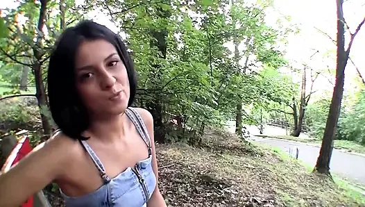 Edepsiz genç kız için büyük sert yarak