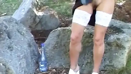 Harlot açık havada işiyor
