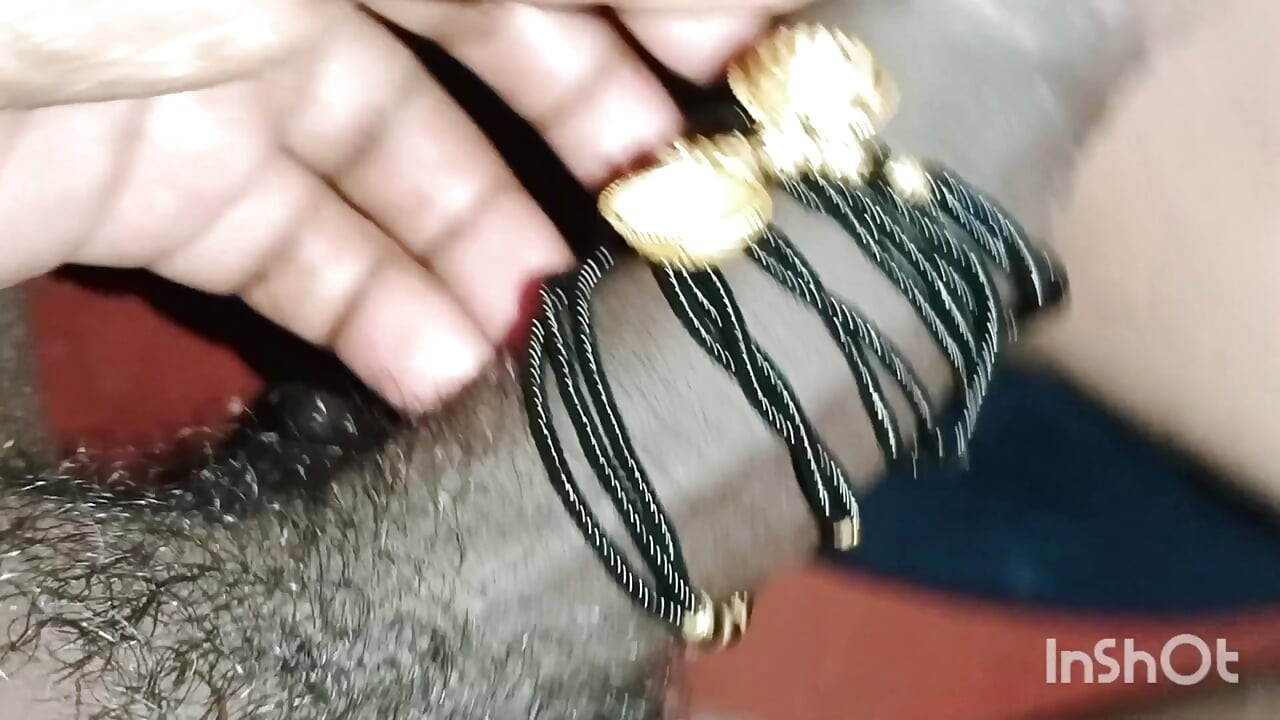 Baldız Mangalsutra'ya yerde bağlı kaldıktan sonra sert sikiliyor