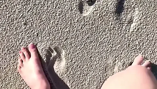16 feet boyutunu plajda kum baskılarıyla karşılaştırıyor