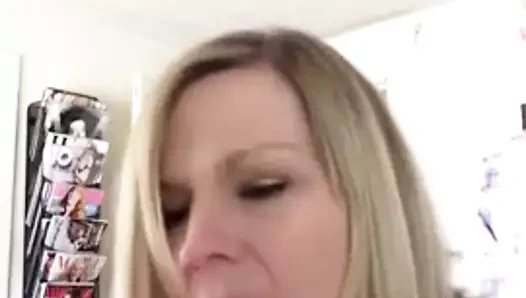 Kahrolası bir sıcak sarışın milf