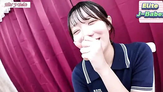 Bir amatör meraklı ve şık idol benzeri cazibe kafe seven tatlılıkla parlıyor