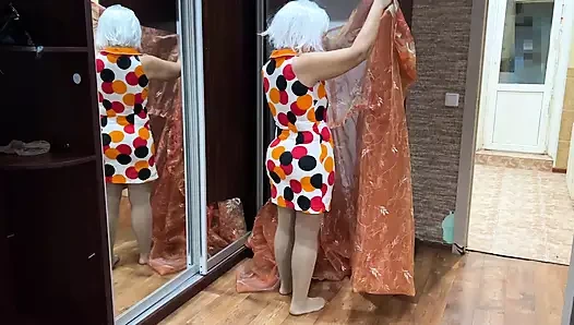 Olgun ev hanımı anal seks için bekleyen kıçını yayılır