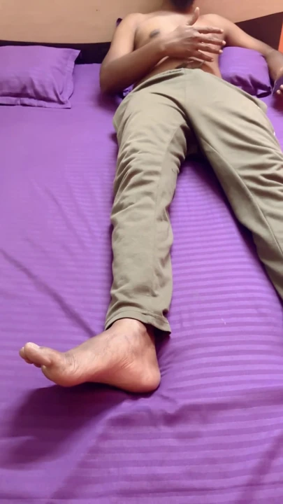 Üvey kız kardeş ebeveynleri dışarıdayken üvey erkek kardeşinin içine boşalıyor. Indian Sex | Klip 1