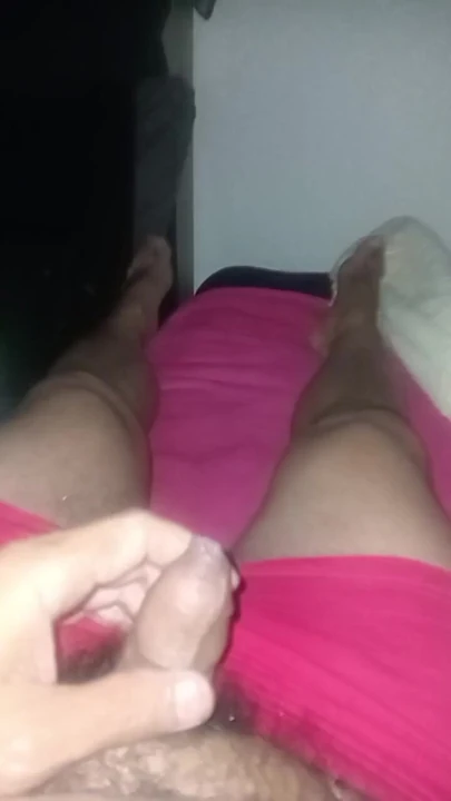 Yatağımda tek başına okşuyor