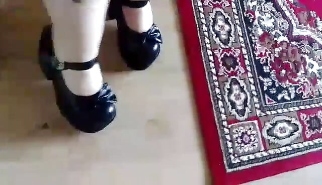 Evde siyah gotik topuklu ayakkabılar