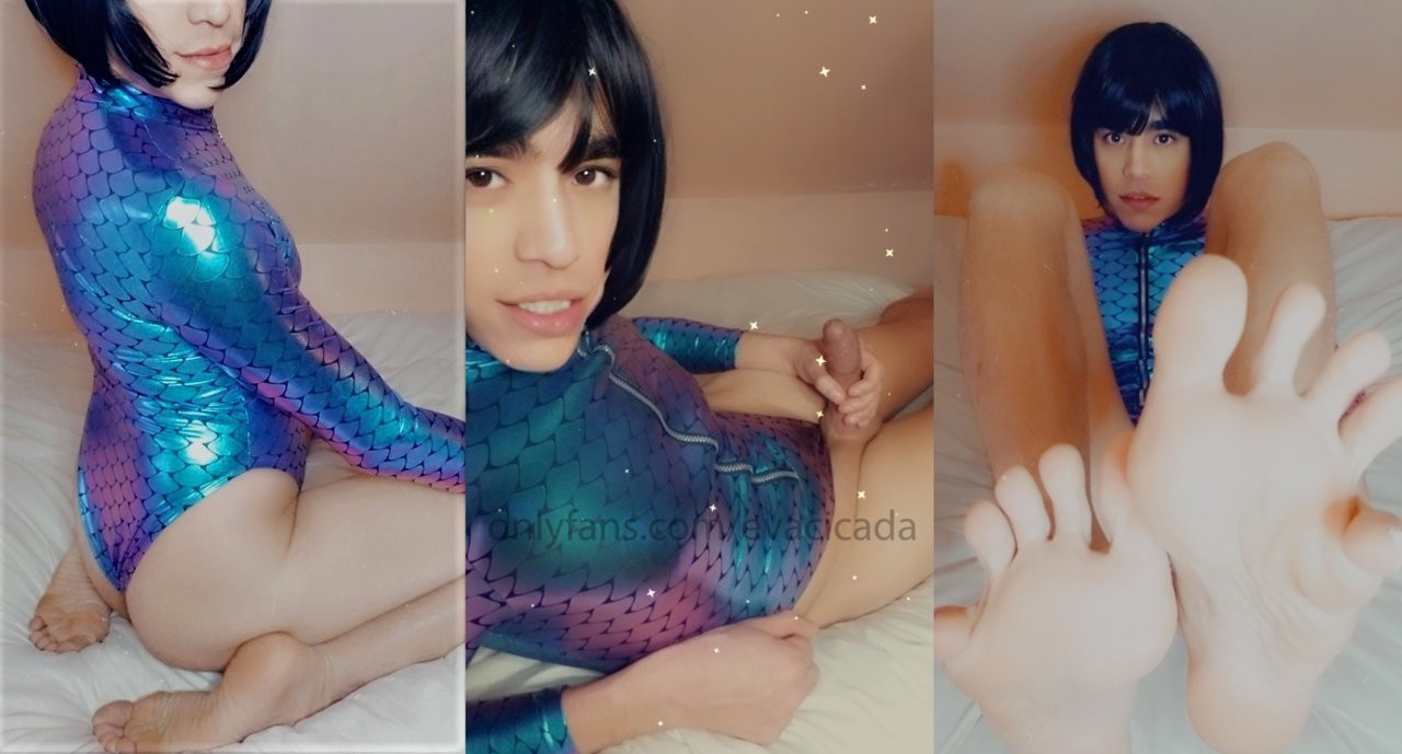 Büyük yaraklı deniz kızı senin için yarağını okşuyor