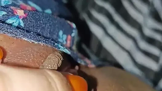 Hintli kadın parmakla