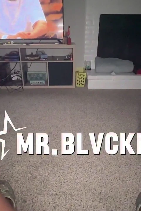 Kişisel bir evcil hayvan: ft Mr Blvck Rose