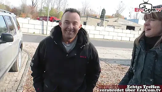 Sokakta seks yapmaya davet edilen basit Alman ev hanımı
